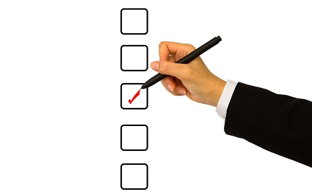 Personne qui coche des cases