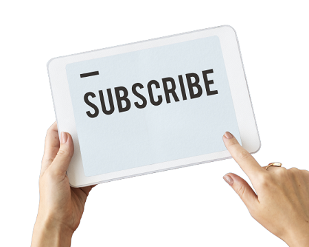 Femme tenant une tablette